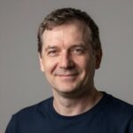 Улыбающийся мужчина, оставивший положительный отзыв о прозрачности партнерских ссылок в Api Betz